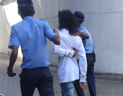 ސުޕްރީމް ކޯޓު ކައިރީގައި ޒުވާނެއްގެ ގަޔަށް ވަޅި ހަރައިފި