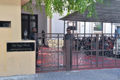 މަޖިލީހަށް ވަދެވޭނީ މުވައްޒަފުންނަށް އެކަނި ކަމަށް ސިފައިން ބުނެފައިވޭ: އަމީންއާންމު