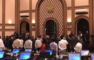 ކޮރަޕްޓް މެމްބަރުން ހުއްޓުވޭނީ ރައްޔިތުންނަށް!