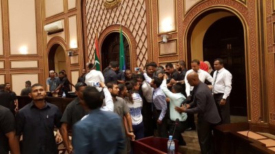 ބަންދުގައި ތިބޭ މެމްބަރުން މަޖިލީހަށް ހާޒިރުކުރަން ނުޖެހޭނެ: ކަރެކްޝަންސް