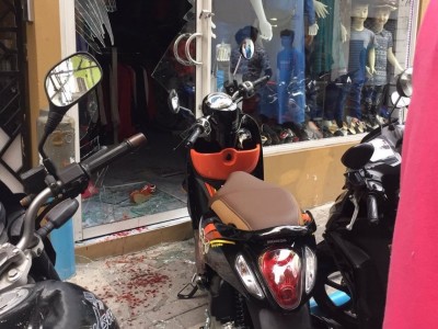 ޕާކިންޒޯނުން ސައިކަލެއް ނެރެން އުޅުނު އަންހެނެއްގެ އަތުން، މީހަކު ޒަހަމް ވެއްޖެ