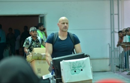 އިމަޖެންސީގައި ޖެއްސި މޯލްޑިވިއަން ފްލައިޓުގެ ކްރޫއަށް ތައުރީފު