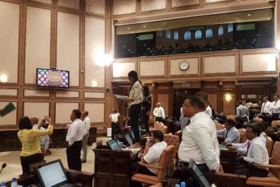 ގާނޫނު ހަދާ މަޖިލީހުގެ މާނަ އޮޅިފައި، އެއީ ގުޅަކުޅޭ ފަސްގަނޑެއްބާ؟