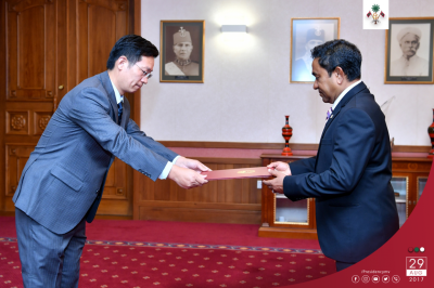 ޗައިނާ އިން ރާއްޖެ އަށް ކަނޑައެޅި އާ ސަފީރު ރައީސް އަށް ފަތްކޮޅު އަރުވައިފި