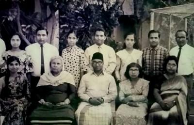 30 އަހަރު ކުރިން މިއަދު: ޖީލެއް ބިނާކުރެއްވި އުސްތާޒެއްގެ ވަކިވުން!