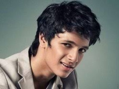 ކުރީގެ މަޝްހޫރު ލަވަކިޔުންތެރިޔާ އާދޭޝްގެ ދަރިފުޅު ވެސް ބޮލީވުޑަށް!