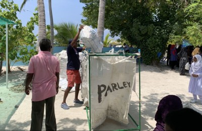 ޕްލާސްޓިކާ ދެކޮޅު ނަމޫނާ ދަރިވަރުން