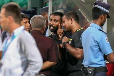 ރެފްރީ ނިއުޝާދު ސަސްޕެންޑްކޮށް، އަމީޒު މަގާމުން ވަކިކޮށްފި