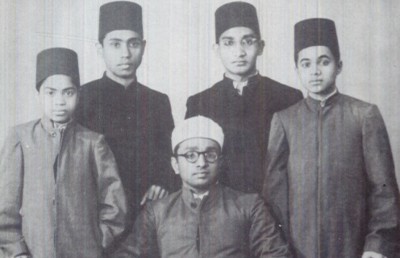 30 އަހަރު ކުރިން މިއަދު: ޖީލެއް ބިނާކުރެއްވި އުސްތާޒެއްގެ ވަކިވުން!