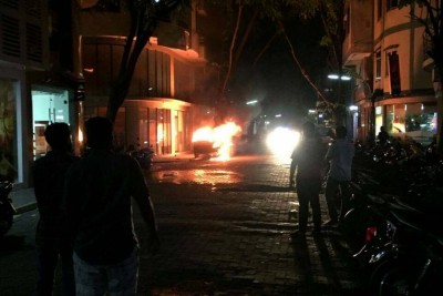 ޕާކް ކޮށްފައި އޮޮތް، ސަރުކާރުގެ ކާރެއްގައި ރޯވެ ބޮޑެތި ގެއްލުންތަކެއް ވެއްޖެ