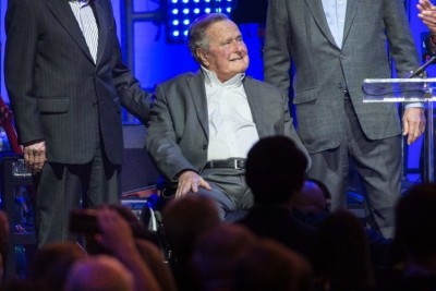 އަންހެނުންތަކެއްގެ ލަދުވެތި ގުނަވަނެއްގައި އަތްލެވިފައިވާތީ ޖޯޖް ބުޝް މާފަށް އެދިއްޖެ