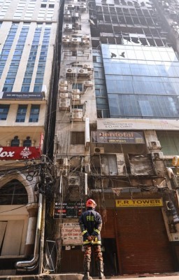 އަލިފާން ރޯވި އިމާރާތުގައި މީހުން ތާށިވީ އިމަޖެންސީ ދޮރުތައް ތަޅުލާފައި ހުރުމުން