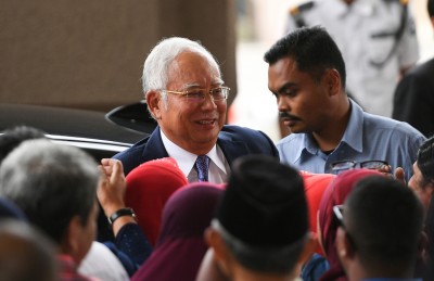 ކޮރަޕްޝަނުގެ ތުހުމަތާ ނަޖީބު ދެކޮޅު ހައްދަވައިފި