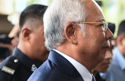 ކޮރަޕްޝަނުގެ ތުހުމަތާ ނަޖީބު ދެކޮޅު ހައްދަވައިފި