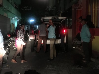 މަސްތުގެ ހާލަތުގައި ކަމަށް ބެލެވޭ މީހަކު މަގުމައްޗަށް ވެއްޓިފައި އޮއްވައި ހައްޔަރުކޮށްފި