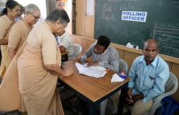 މަސް ދުވަހަށް ދެމިގެންދާ އިންޑިއާގެ އިންތިޚާބުގައި ވޯޓުލާން ފަށައިފި