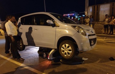 ސައިކަލެއް ކާރެއްގެ ދަށުވެ، ނުރައްކާތެރި އެކްސިޑެންޓެއް