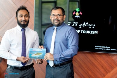 "ޕިކް މޯލްޑިވްސް" ފޮތަށް މިނިސްޓަރު ޒަމީރު ތައުރީފު ކުރައްވައިފި