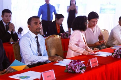 ޗައިނާގެ ސިޓީއެއް ތަރައްގީއަށް ކުރި ދަތުރުގެ މަންޒަރުތައް ދައްކުވައިދޭ ފޮޓޯ މައުރަޒެއް ބާއްވައިފި