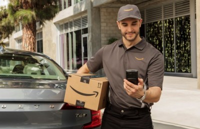 އެމެޒޯންގެ ޑެލިވަރީ ޑްރައިވަރުން ސެލްފީ ނަގަން އަންގައިފި