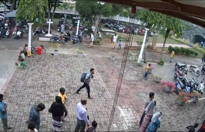 ސީސީޓީވީ ފުޓޭޖުން ފެންނަނީ ބޮން ގޮއްވި މީހާ ހަމަޖެހިލައިގެން ހުރެ ފައްޅި އަށް ވަންނަ މަންޒަރު