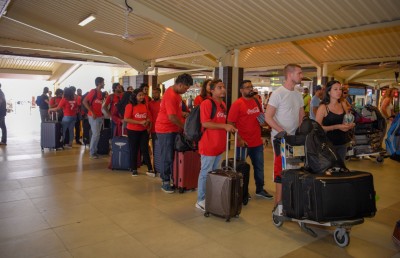 ކޮކާ ކޯލާގެ އީޕީއެލް ޕްރޮމޯޝަނުން ހޮވުނު 14 މީހަކު އިނގިރޭސިވިލާތަށް!