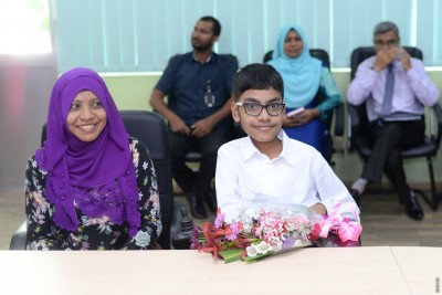 ކެތްތެރިކަމާއި ހިތްވަރާ އެކު ދަރިފުޅު އެންމެ އުހަށް ގެންދިޔަ ނަމޫނާ މަންމަ!