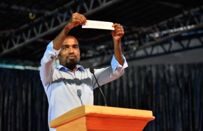 ހިންމަފުށީ ކައުންސިލުން އެ ރަށު މީހަކަށް ހައްޖު ދަތުރެއް ދީފި