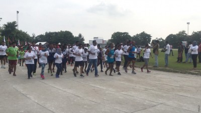 ގިނަ އަދަދެއްގެ ބައިވެރިންނާއެކު މައިލްސް ފޯ ސްމައިލްސް ޗެރިޓީ ދުވުން ފަށައިފި