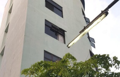 އިމާރާތެއްގެ މަތިން ކުޑަދޮރެއް ވެއްޓި ދެ ސައިކަލަކަށް ގެއްލުން ލިބިއްޖެ