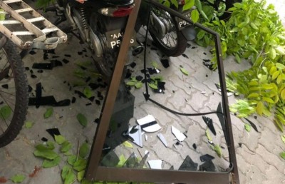 އިމާރާތެއްގެ މަތިން ކުޑަދޮރެއް ވެއްޓި ދެ ސައިކަލަކަށް ގެއްލުން ލިބިއްޖެ