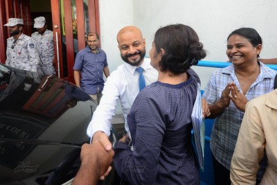 ތިން ޝަރުތަކާ އެކު ފާރިސް ބަންދުން ދޫކޮށްލައިފި