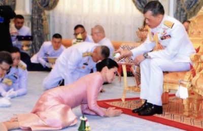 ތައިލެންޑުގެ ރަސްގެފާނުގެ ބޮޑީގާޑް ކުއްލި ގޮތަކަށް ރާނީއަކަށް