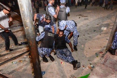 ރޭގެ އޮޕަރޭޝަންގައި އަނިޔާވި ފުލުހެއްގެ ހާލު ސީރިއަސްވެ އޭޑީކޭގައި ފަރުވާދެނީ