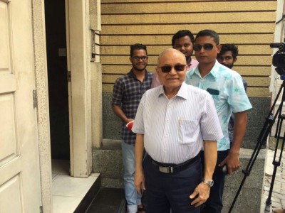 "ތޫނު ހަތިޔާރު ހިފައިގެން ތިބި ގްރޫޕަކުން މައުމޫނުގެ ގެކައިރީ އަޑުގަދަކޮށްފި"
