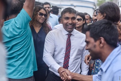 އިލްހާމް ހޯދަމުން ދަނީ ސަރުކާރު ވައްޓާލަން މަސައްކަތް ކުރުމުގެ ތުހުމަތުގައި: ފުލުހުން