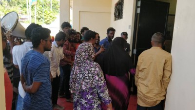 މަޑުއްވަރީ އިން ކަރަންޓު ކެނޑޭތީ ރައްޔިތުން އިހުތިޖާޖު ކުރަނީ