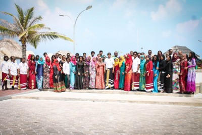މޯލްޑިވިއަންގެ މުވައްޒަފުން ދިވެހި ހެދުމުގައި މާދަރީ ބަހުގެ ދުވަސް ފާހަގަ ކޮށްފި