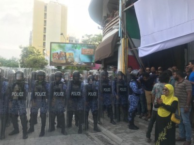 ރަޔަޓް ގިއަރުގައި ތިބި ފުލުހުން އިދިކޮޅު މުޒާހަރާ ހުއްޓުވުމުގެ މަސައްކަތް ފަށައިފި
