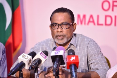 ބައެއް ނޫސްވެރިން މަގުމައްޗަށް ނެރެގެން އިދިކޮޅުން ކުޅެނީ ފިލްމެއް: އަދުރޭ