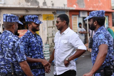 މާފުށި ޖަލުކައިރީގައި މުޒާހަރާކޮށްގެން މަހުލޫފް ފުލުހަށް ހާޒިރު ކުރަނީ