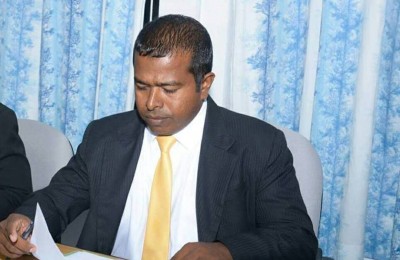 އައްޑޫ ސިޓީގެ ޑެޕިއުޓީ މޭޔަރާއެކު ހަތަރު މީހަކު ހައްޔަރުކޮށްފި