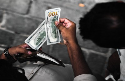 ކަޅު ބާޒާރުގައި ފޭކް ޑޮލަރު އެބަ ވިއްކާ!