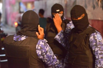 ސަރުކާރު ވައްޓާލަން އުޅުނު ކަމުގެ ތުހުމަތުގައި ތިން ފުލުހަކު ހައްޔަރުކޮށްފި