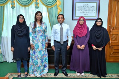 އޭލެވެލް އިމްތިހާނުން އެންމެ ރަނގަޅު ނަތީޖާ ހޯދި ތިން ދަރިވަރުންނާ ރައީސް ބައްދަލުކުރައްވައިފި