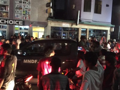 ރޭގެ އިދިކޮޅު މުޒާހަރާގެ ތެރެއިން 10 މީހަކު ހައްޔަރު ކޮށްފި