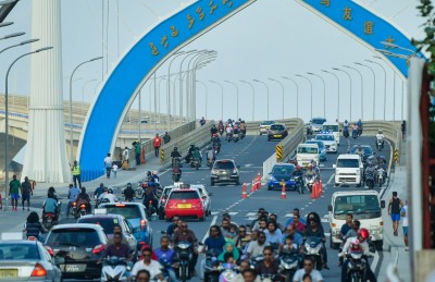 ބްރިޖުން ދަތުރުކުރާ ޓެކްސީތައް ހުއްޓުވައި ސީޓްބެލްޓް އަޅާފައިތޯ ޗެކްކުރަނީ