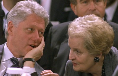 އެމެރިކާގެ ފުރަތަމަ އަންހެން ހާރިޖީ ވަޒީރު މެޑެލިން އޯލްބްރައިޓް އަވަހާރަވެއްޖެ