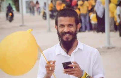 މިނިސްޓަރާ އެކީ ފުރަން ދިޔައިރު ސްމިތުގެ ޕާސްޕޯޓު އޮތީ ހިފަހައްޓާފައި