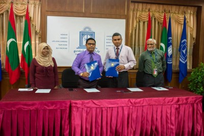 ދިވެހިބަހާއި ތާރީޚާ ގުޅޭ ފޮތްތައް އެކަޑަމީން ގައުމީ ޔުނިވާސިޓީއަށް ފޯރުކޮށްދެނީ